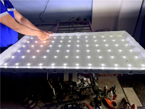 Thay Đèn LED Tivi Samsung 32 Inch Giá Bao Nhiêu?